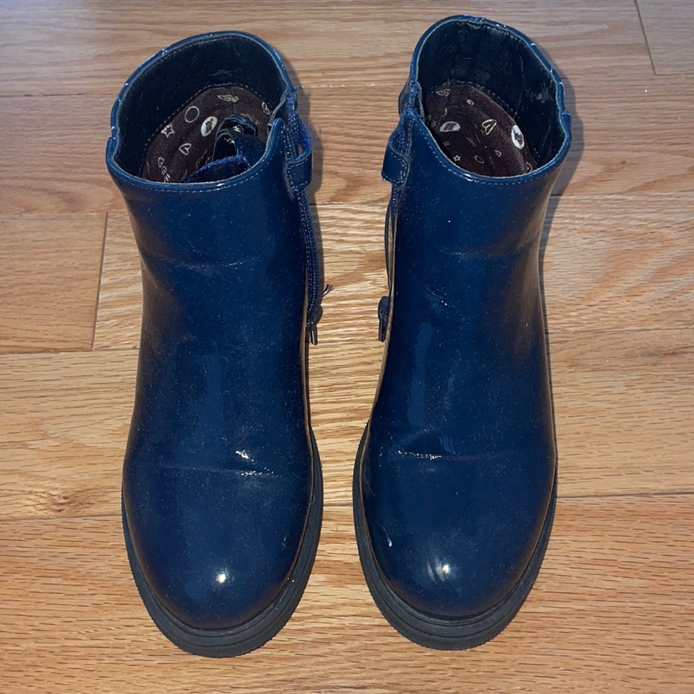 Lacquered rain boots on zipper